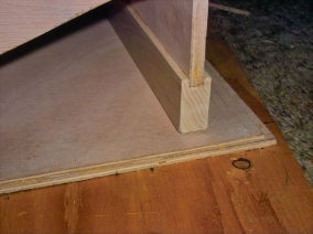 Extension of rear panel as a stop for the
cover